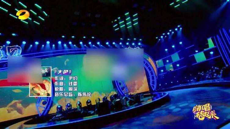 【#嗨唱转起来#精彩回顾】身着古风服装,手持纸伞,优雅地坐在船头的冯提莫小姐姐冯提莫 带来